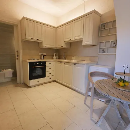 Elinn Traditional Hotel