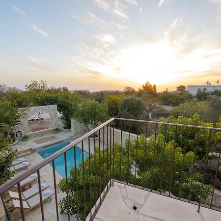 Elinn Traditional Hotel